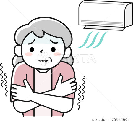 冷房が効きすぎて寒さに震える高齢女性 125954602