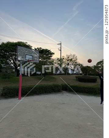 ストリートコートでのシューティング練習を撮影しました。 ストリートコートでのシューティング練習を撮影しました。 125954873