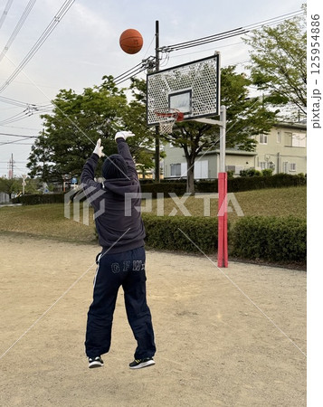 ストリートコートでのシューティング練習を撮影しました。 125954886