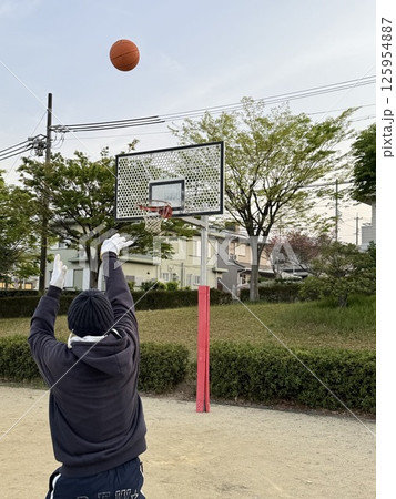 ストリートコートでのシューティング練習を撮影しました。 ストリートコートでのシューティング練習を撮影しました。 125954887
