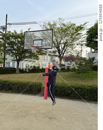ストリートコートでのシューティング練習を撮影しました。 ストリートコートでのシューティング練習を撮影しました。 125954888