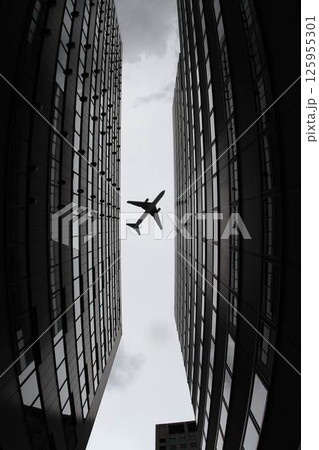 ビルの谷間から撮影した飛行機シルエット　超広角バージョン 125955301