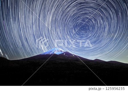 北の星の軌跡と富士山 125956235