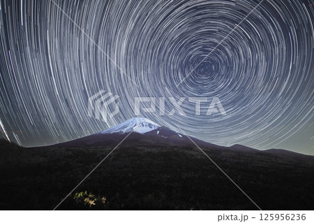 北の星の軌跡と富士山 北の星の軌跡と富士山 125956236
