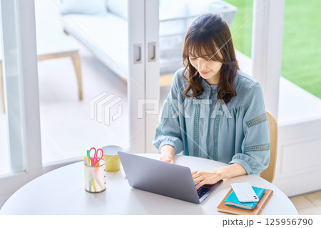 自宅でパソコンを操作する若い女性 125956790