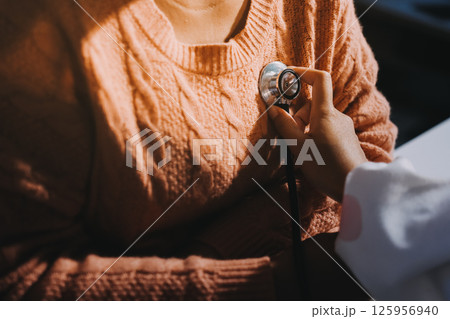 The doctor examines the patient's heart to analyze and listen to whether the heart rhythm is abnormal or normal in order to diagnose and draw conclusions from the patient for further treatment. 125956940