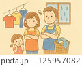 雨で洗濯に困る家族 125957082