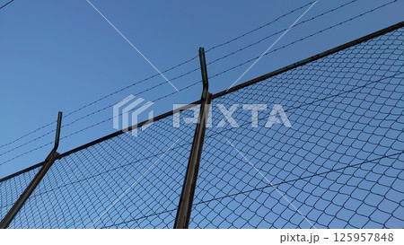 錆びたフェンス 125957848