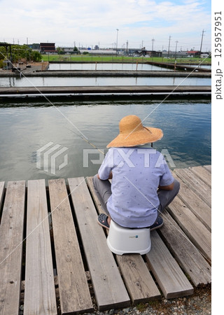 ベテランの背中＠釣り堀　☆mar_lapin 125957951