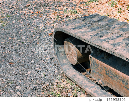 小型ショベルカーの古いキャタピラ 125958593