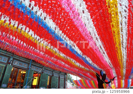 お祭りが行われているお寺の風景 お祭りが行われているお寺の風景 125958966