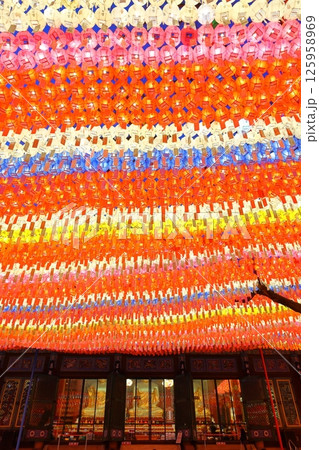 祭事が行われているお寺の風景 125958969