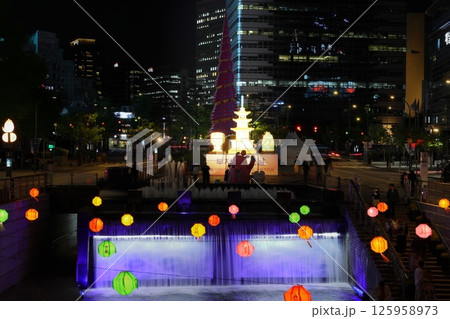 イルミネーションが輝く水辺 125958973
