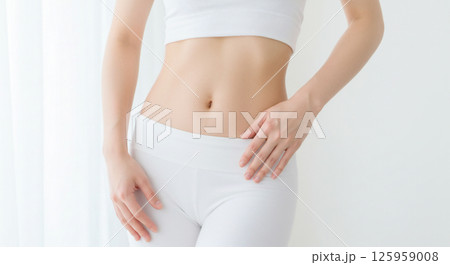 白い肌の女性の美しいくびれのある引き締まったウエストライン 白い肌の女性の美しいくびれのある引き締まったウエストライン 125959008
