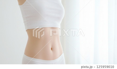 白い肌の女性の美しいくびれのある引き締まったウエストライン 125959010