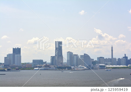 横浜・ベイブリッジからの風景 125959419