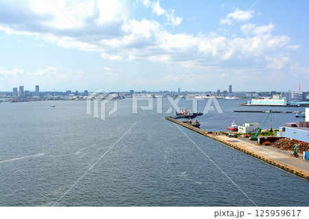 横浜・ベイブリッジからの風景 125959617