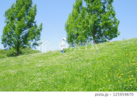 備北丘陵公園で憩う人 125959670