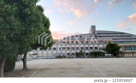 学校の校庭 125959887