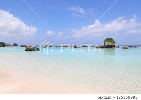 青い海と白い砂浜 125959995