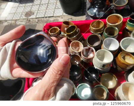 陶器のお皿を両手で持つ女性の手 陶器のお皿を両手で持つ女性の手 125960670