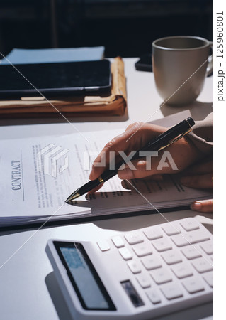 Female Real Estate Broker presenting and advised to model home and building project detail in the office, sign purchase sales contract, agreements concerned mortgage loan offer and insurance. 125960801