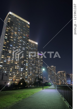 水辺に建つタワーマンション 125961107