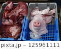 市場で売られるブタ 125961111