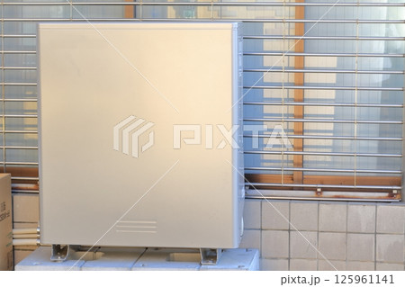 壁に設置された蓄電池設備 壁に設置された蓄電池設備 125961141