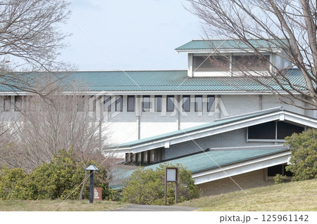自然豊かな森に囲まれた建物（本館　愛知県陶磁美術館　愛知県 瀬戸市） 125961142