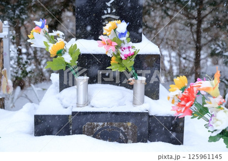 お墓の墓石 雪の積もった仏花 お墓の墓石 雪の積もった仏花 125961145