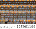 本棚の並ぶ本 125961199