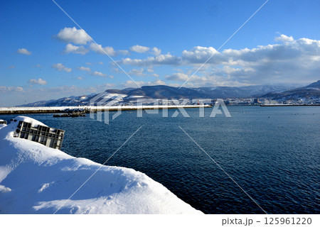 小樽市 高島漁港から見る冬の小樽港 小樽市 高島漁港から見る冬の小樽港 125961220