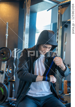 ジムでサポーターをつける日本人男性 ジムでサポーターをつける日本人男性 125961494