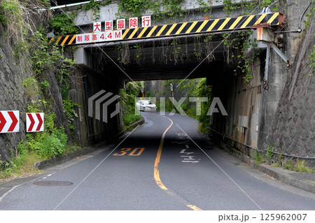 鉄道下を潜る県道のカーブにさしかかる車 鉄道下を潜る県道のカーブにさしかかる車 125962007