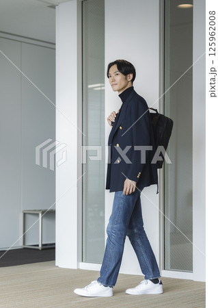 出勤する30代のビジネスマン 125962008