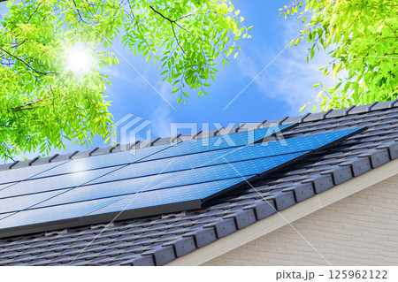 エコイメージ＿新緑と青空と太陽光パネルのある屋根 125962122