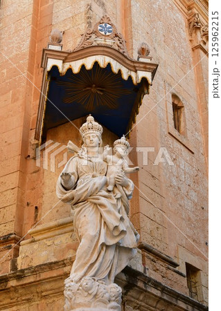 マルタ共和国、マルタ島、イムディーナ、オールドシティ、聖母受胎告知教会、聖母子像 マルタ共和国、マルタ島、イムディーナ、オールドシティ、聖母受胎告知教会、聖母子像 125962215