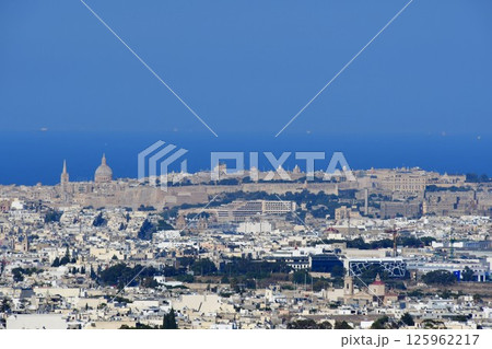 マルタ共和国、マルタ島、イムディーナ、オールドシティ、堡塁広場城壁からの眺め、バレッタ遠望 125962217