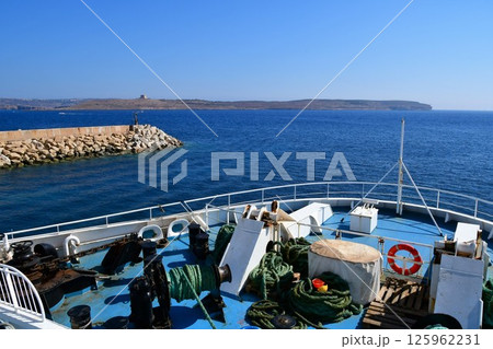 マルタ共和国、マルタ島、チェルケウア港、マルタ島とゴゾ島を結ぶフェリー、南コミノ海峡、コミノ島遠望 125962231
