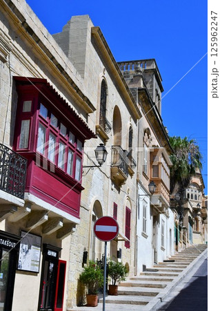 マルタ共和国、ゴゾ島、ヴィクトリア、出窓のある街並 125962247