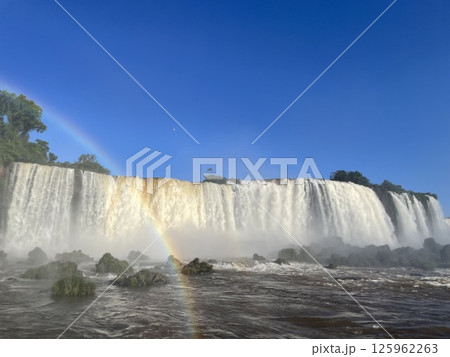 虹の架かるイグアスの滝 125962263