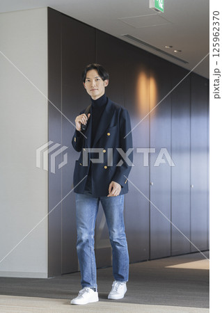 出社する30代のビジネスマン 125962370