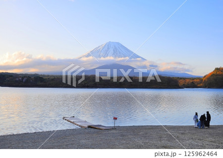 精進湖からの富士山と大室山／山梨県 富士河口湖町 125962464