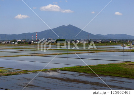 ロマンチック茨城（筑波山の神々に見守られながら田植えが済んだ。今年も良い実りを。）筑西市、明野町方面 125962465