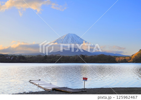 富士山と精進湖/山梨県 富士河口湖町 富士山と精進湖/山梨県 富士河口湖町 125962467