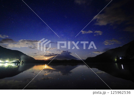 富士山と精進湖と満天の星空／山梨県 富士河口湖町 125962536