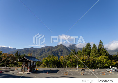 秋 秩父三峯神社 駐車場高台からの眺望 青空と秩父の山々 秋 秩父三峯神社 駐車場高台からの眺望 青空と秩父の山々 125962751
