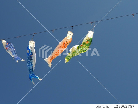大空を泳ぐ鯉のぼり 125962787