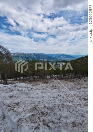 上越飯山線の残雪の関田峠から望む奥志賀の山々 上越飯山線の残雪の関田峠から望む奥志賀の山々 125962977